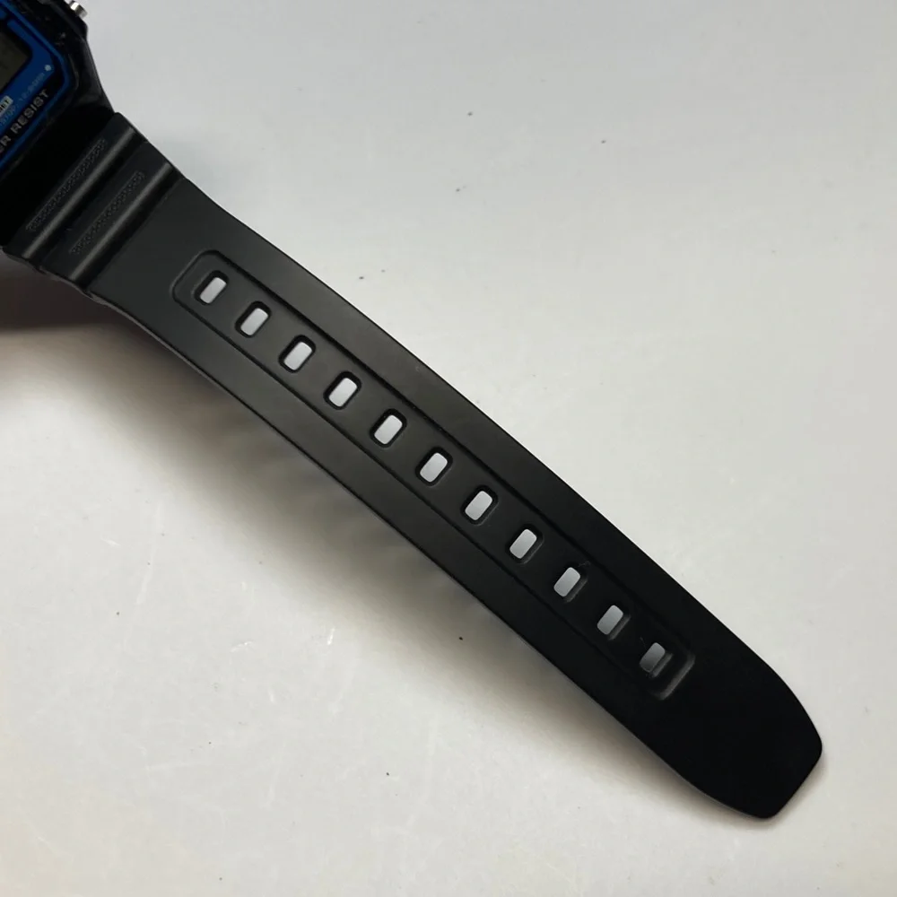 Casio vintage F-105 digital watch, working battery, light works, alarm, chrono